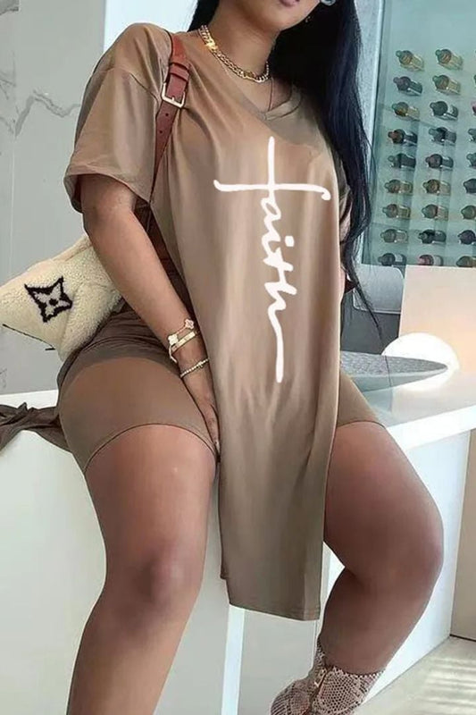 49% Rabatt🎉T-skjorte og shorts med bokstavtrykk og delt side i V-hals, 2-delt sett